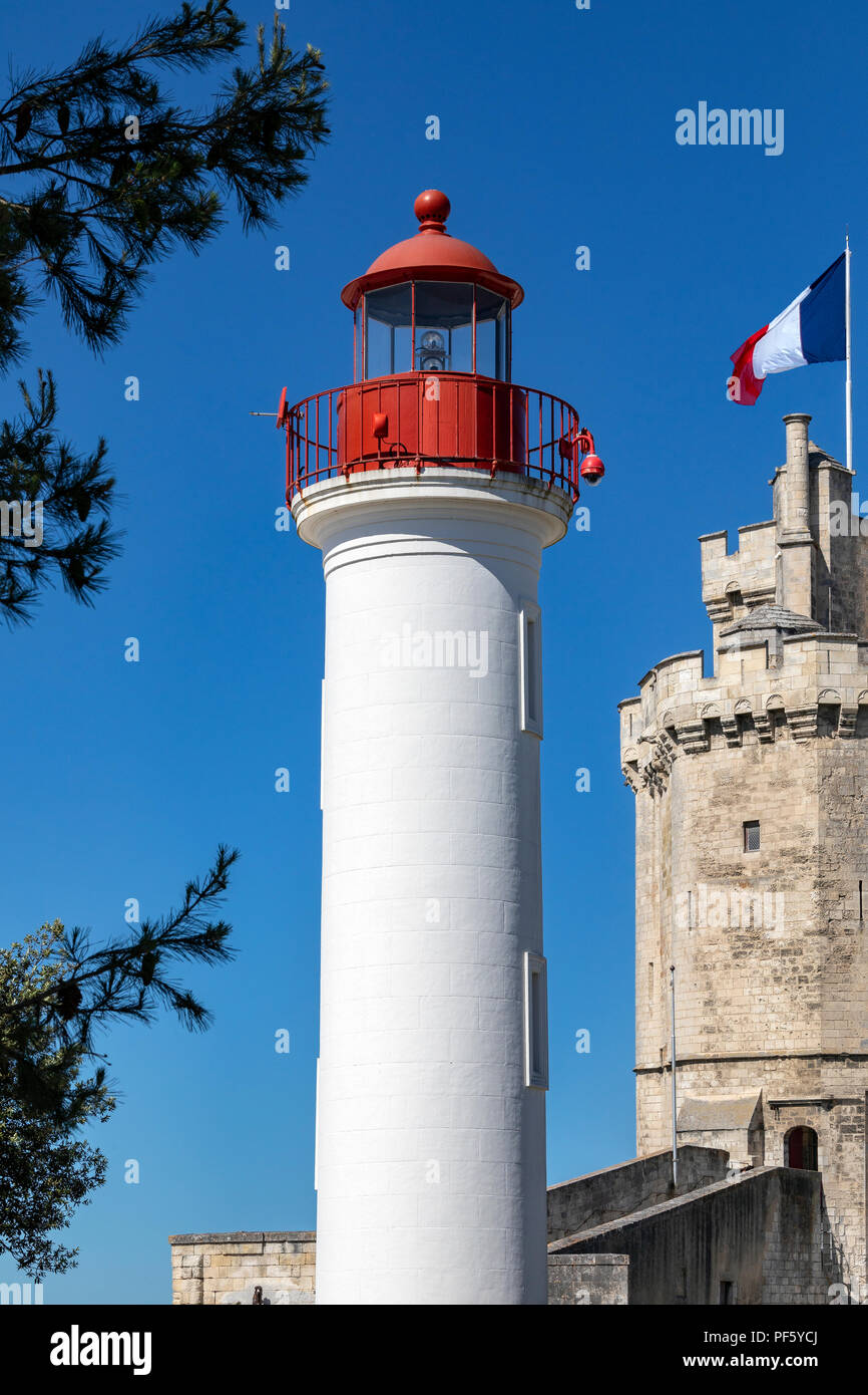 Leuchtturm im Hafen von La Rochelle an der Küste der Region Poitou-Charentes in Frankreich. Der Turm mit der Flagge ist die Tour de la Chaine, da Stockfoto