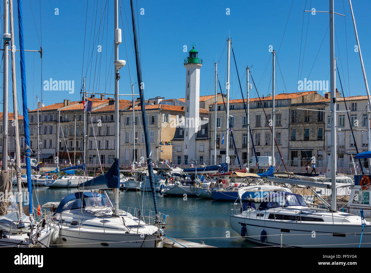 Leuchtturm und Hafen in den Alten Hafen von La Rochelle an der Küste der Region Poitou-Charentes in Frankreich. Stockfoto