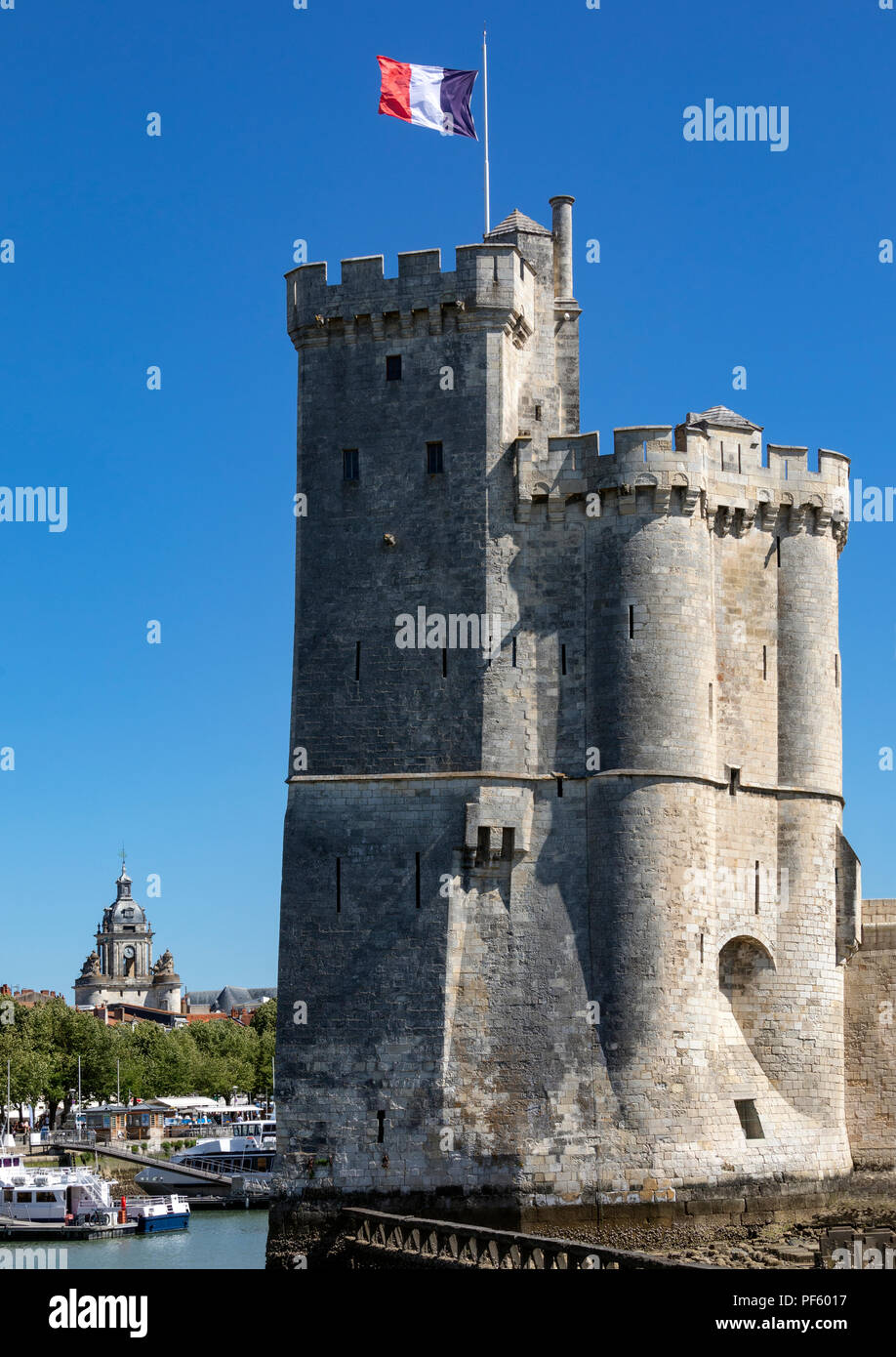 Tour de la Chaine des Vieux Port in La Rochelle an der Küste der Region Poitou-Charentes in Frankreich. Dieses Wahrzeichen aus dem 11. Jahrhundert. Stockfoto