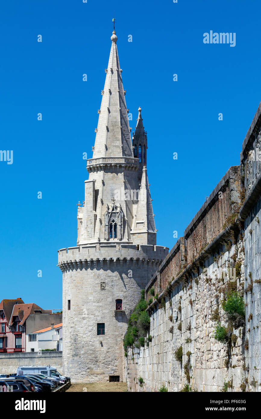 La Tour de la Lanterne oder Turm der Laterne in den Alten Hafen von La Rochelle an der Küste der Region Poitou-Charentes in Frankreich. Stockfoto