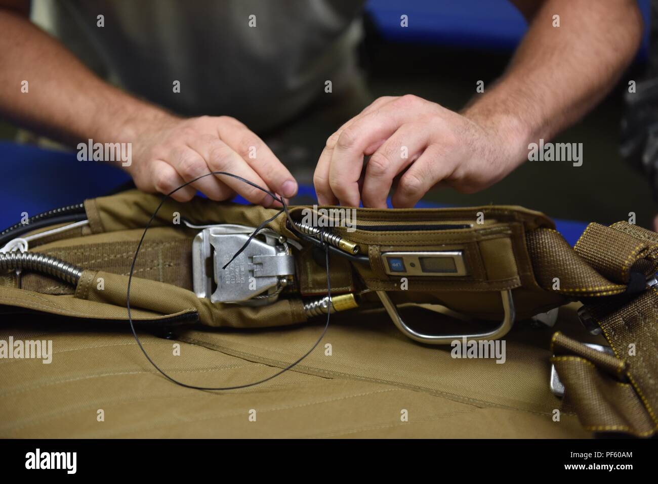 Tech. Sgt. Kurt Mellott, einer flugzeugbesatzung Flug Ausrüstung Techniker mit dem 193 Special Operations Support Squadron, Middletown, Pennsylvania, Texas Air National Guard, baut ein Low-Profile-Fallschirm von Grund auf August 9, 2018. Die neue Fallschirme ersetzt die Alten, die ursprünglich in den 1980er Jahren gebaut wurden. (U.S. Air National Guard Foto von älteren Flieger Julia Sorber/Freigegeben) Stockfoto