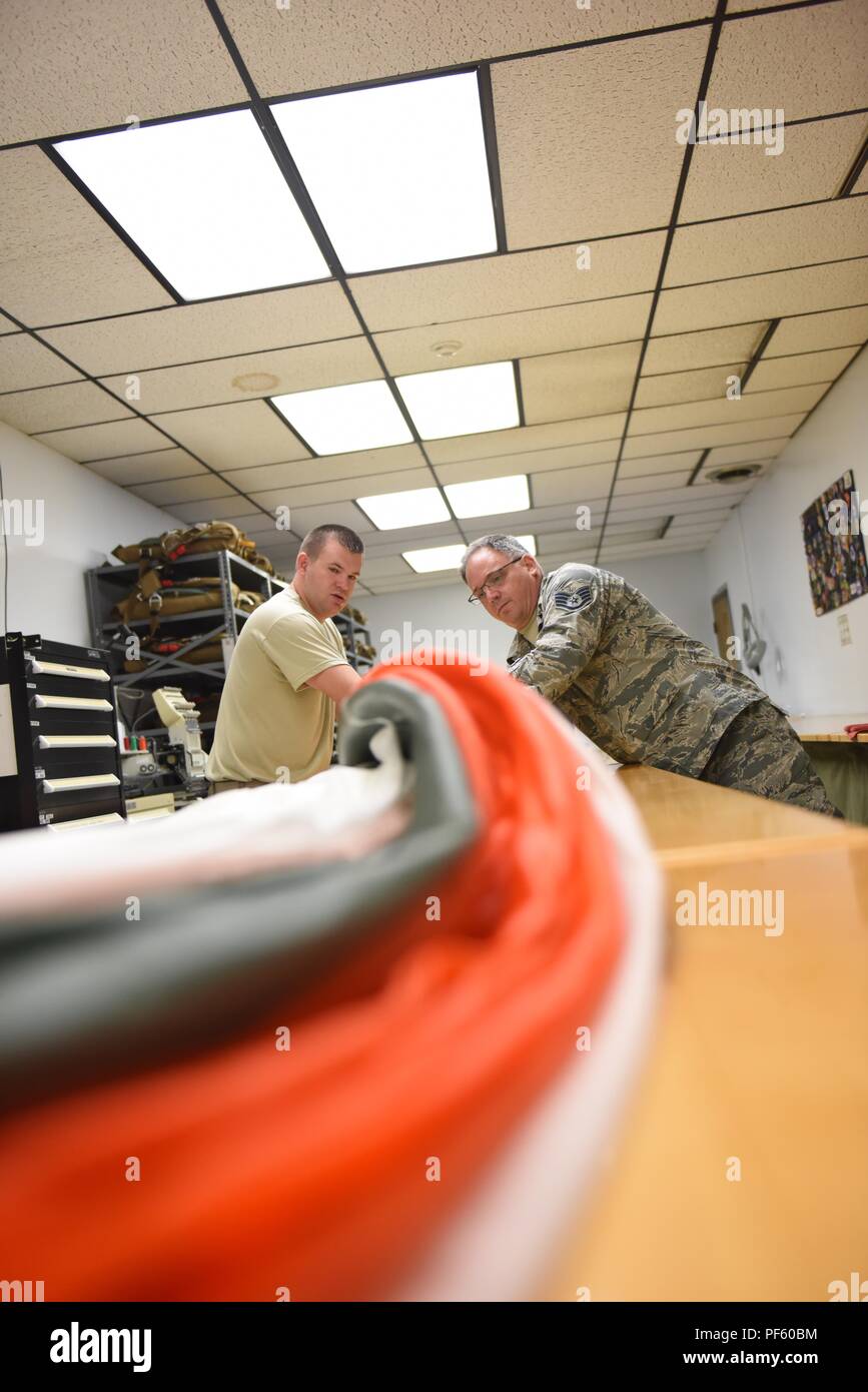 Tech. Sgt. Kurt Mellott und Staff Sgt. Stephen Falker, aircrew Flug Ausrüstung Techniker mit der 193 Special Operations Support Squadron, Middletown, Pennsylvania, Texas Air National Guard, bauen Sie einen Low-Profile-Fallschirm von Grund auf August 9, 2018. Die neue Fallschirme ersetzt die Alten, die ursprünglich in den 1980er Jahren gebaut wurden. (U.S. Air National Guard Foto von älteren Flieger Julia Sorber/Freigegeben) Stockfoto