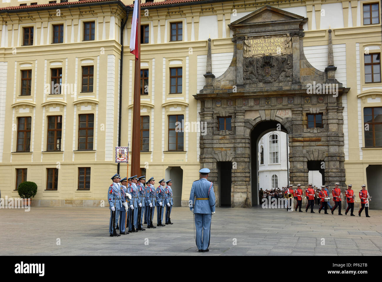 Wachwechsel Zeremonie auf der Prager Burg, in der Tschechischen Republik. Stockfoto