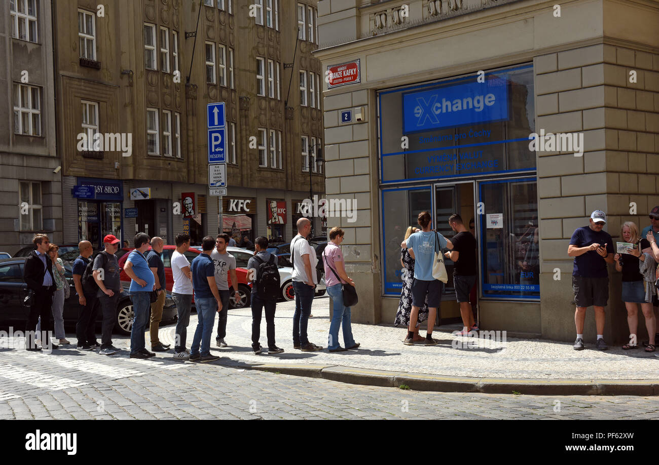 Touristen Schlange für Währung Geldwechsel in Prag in der Tschechischen Republik Stockfoto