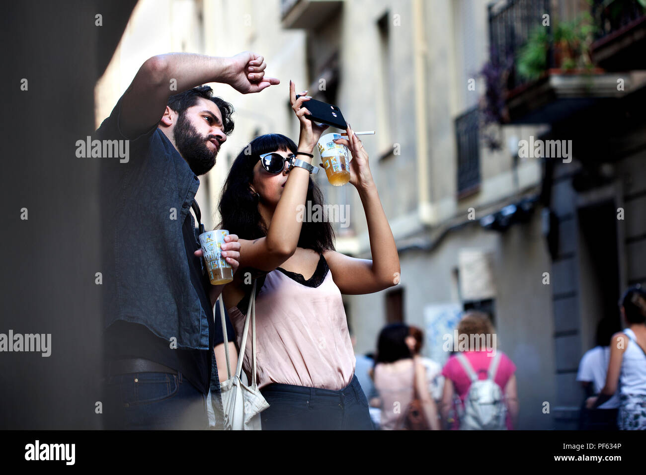 Trendige junge Paar Fotos, die auf einem Smartphone, Barcelona, Spanien. Stockfoto