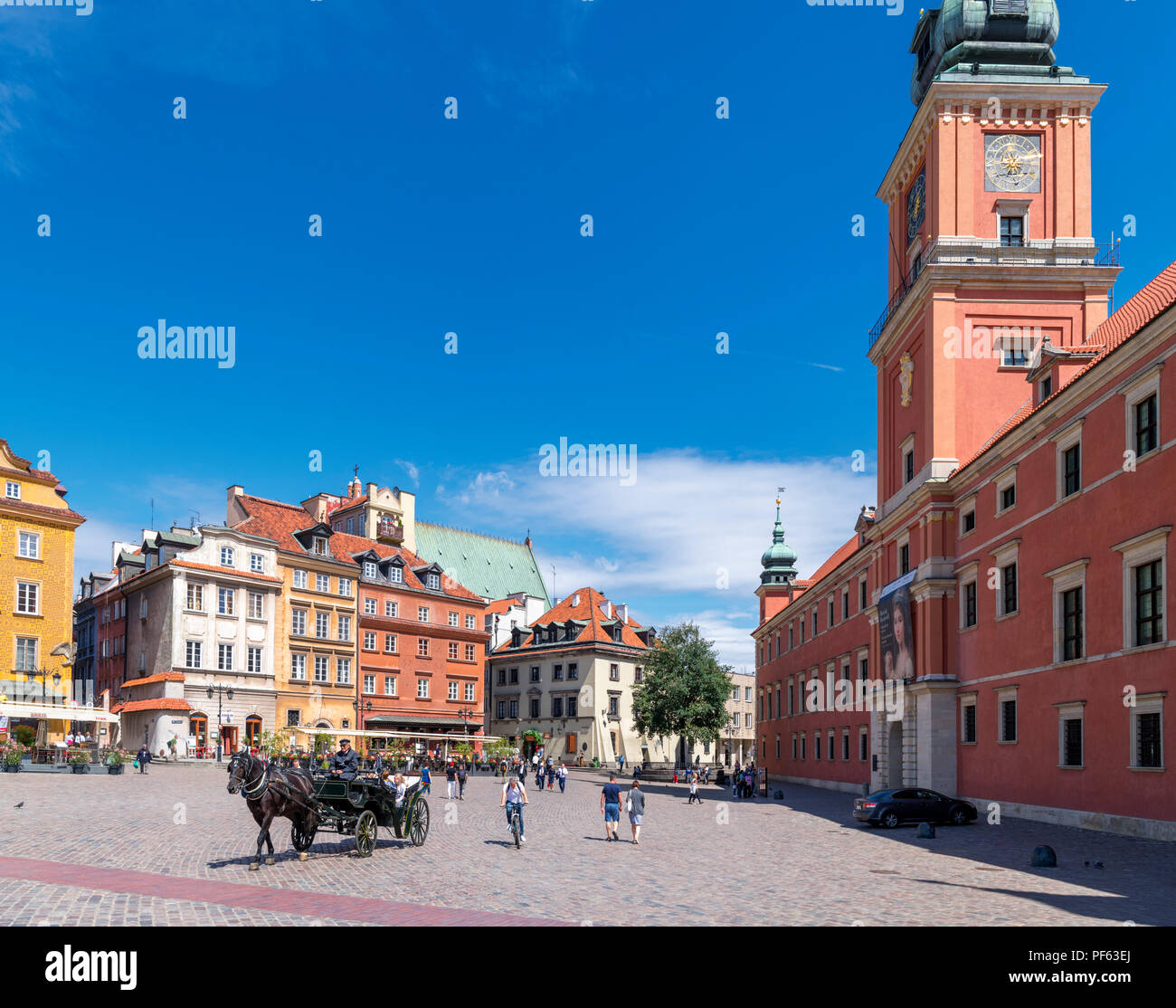 Warschau, Altstadt (Stare Miasto). Pferd und Kutsche vor dem königlichen Schloß (Zamek Krolewski) im Schloss Platz (Plac Zamkowy), Warschau, Polen Stockfoto