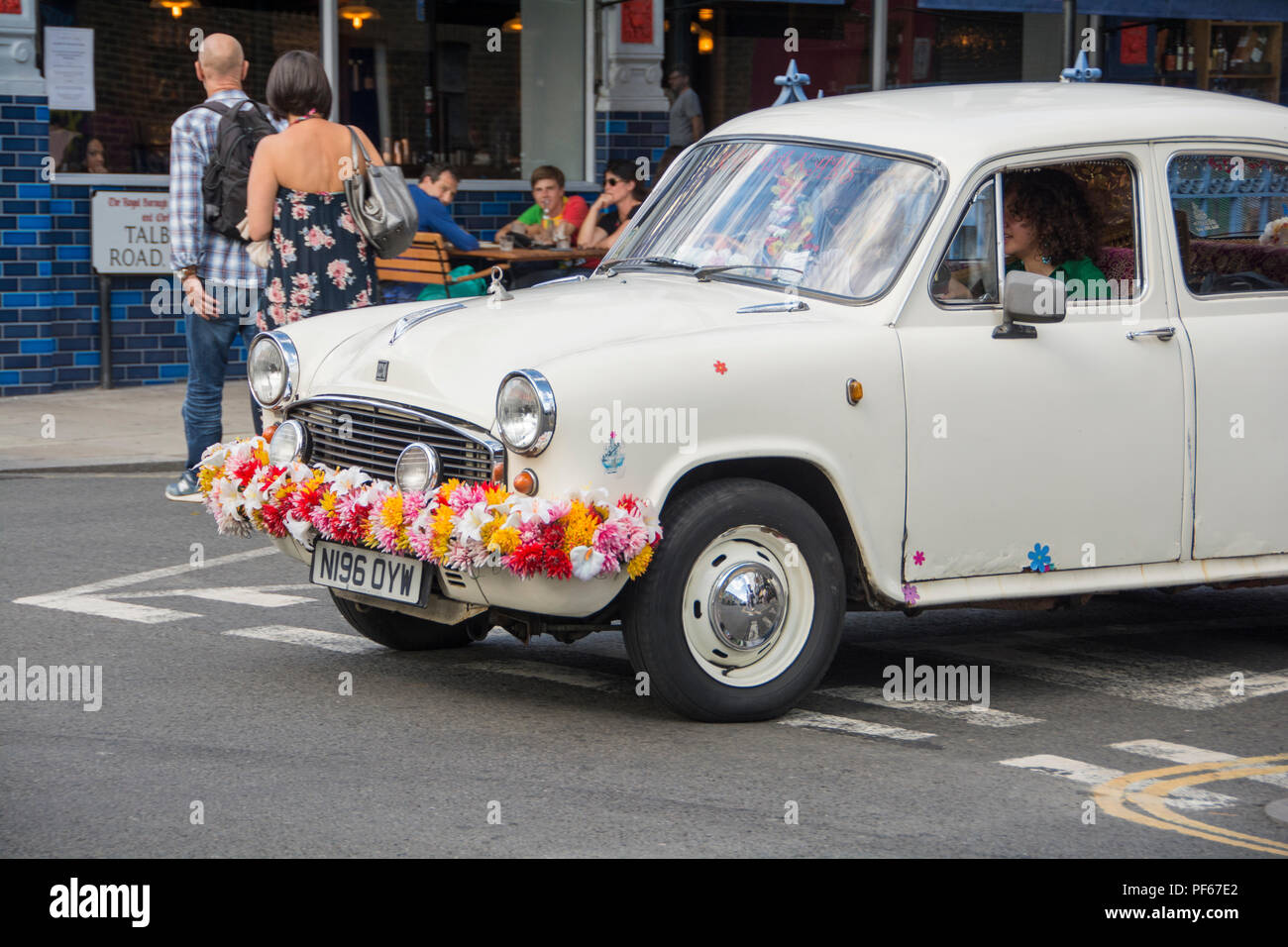 Oldtimer mit Plastikblumen in der Portobello Road, London, UK geschmückt Stockfoto