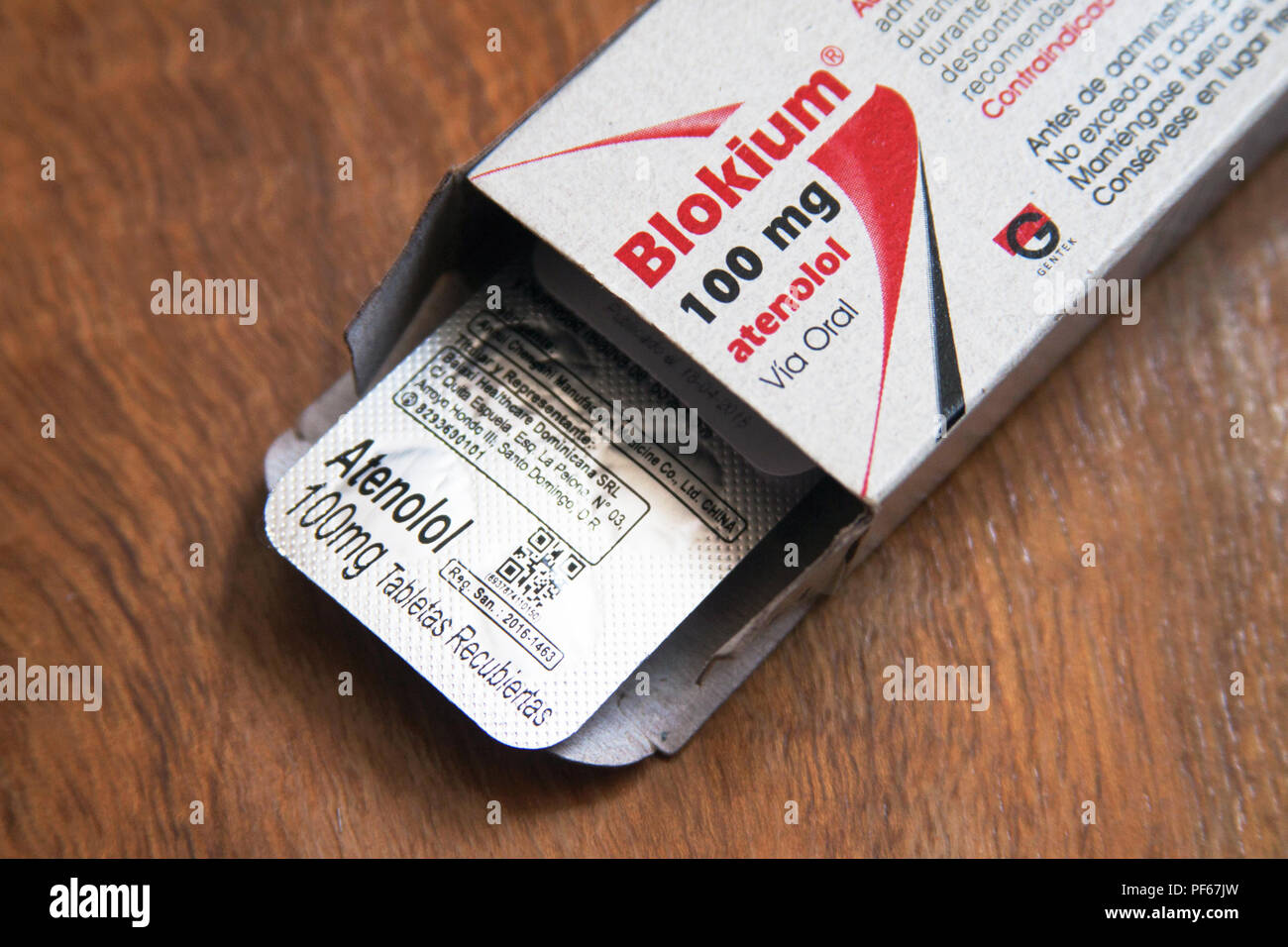 Atenolol, ist ein Medikament, das der Betablocker Typ, vor allem bei Bluthochdruck und Angina zu behandeln. Andere Verwendungszwecke umfassen die Prävention von Migräne. Es funktioniert durch die Verlangsamung der Herz und durch eine Verringerung der Arbeitsbelastung. Im Gegensatz zu Propranolol, Atenolol nicht ohne weiteres durch die Blut-Hirn-Schranke passieren, so verringert die Häufigkeit von ZNS-Nebenwirkungen Stockfoto