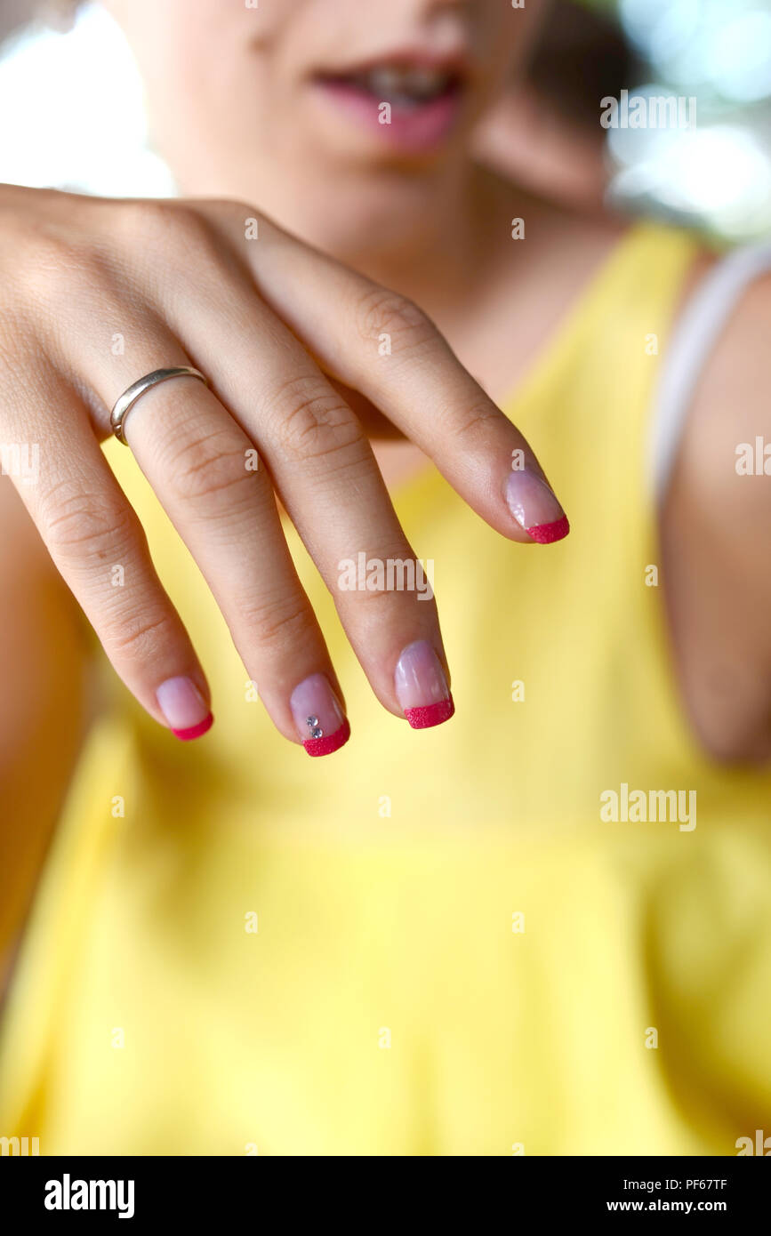 Nahaufnahme Der Weiblichen Hand Mit Schonen French Manikure Tragen Engagement Ring Aus Weissgold Stockfotografie Alamy