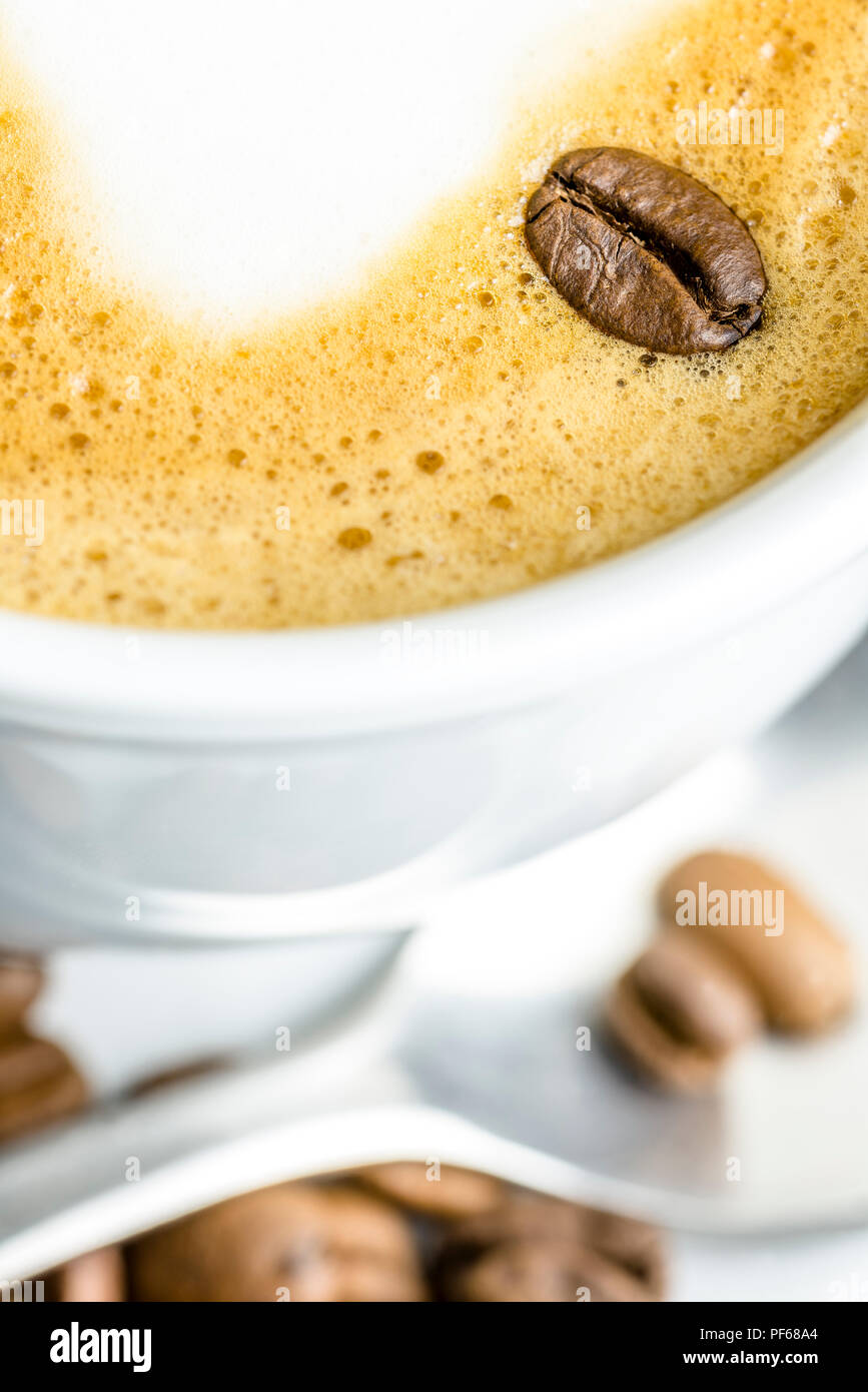 Nahaufnahme der Kaffeebohne auf Cafe Latte Milchschaum. Stockfoto