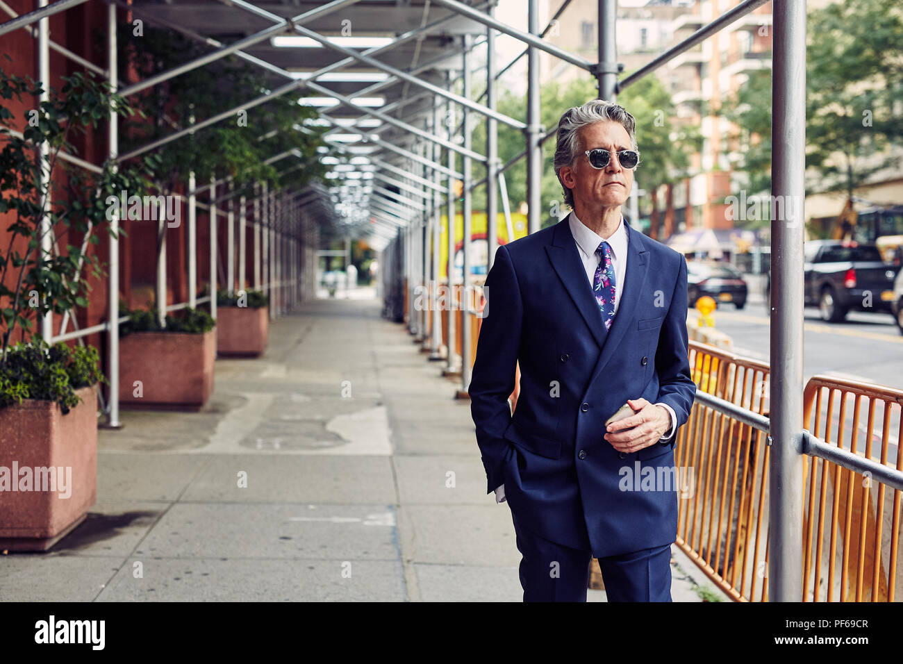 Grauhaariger Business Man Executive Spaziergänge die Straßen der Stadt Stockfoto