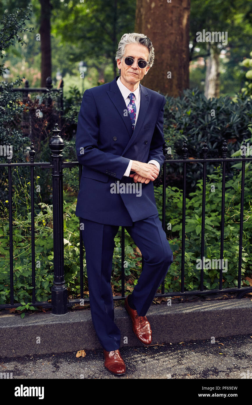 Grauhaariger Business Man Executive genießt die lokalen Park Stockfoto