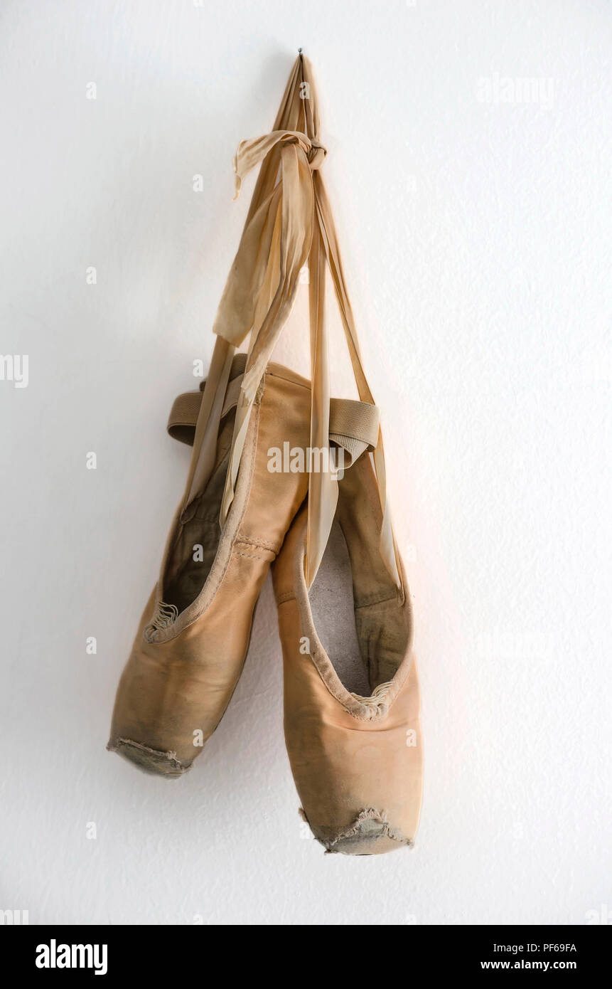 Alte gebrauchte Ballettschuhe hing von der Wand Stockfotografie - Alamy