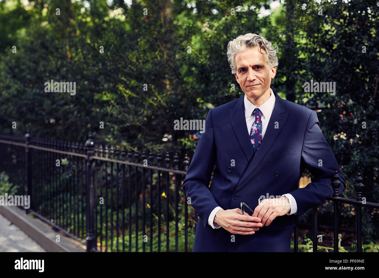 Grauhaariger Business Man Executive genießt die lokalen Park Stockfoto