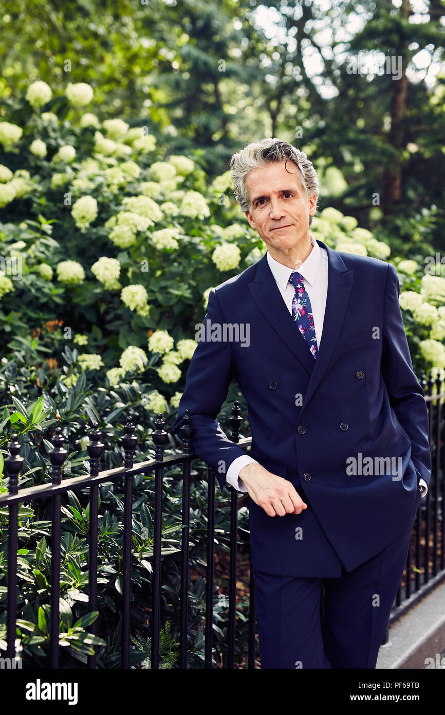 Grauhaariger Business Man Executive genießt die lokalen Park Stockfoto