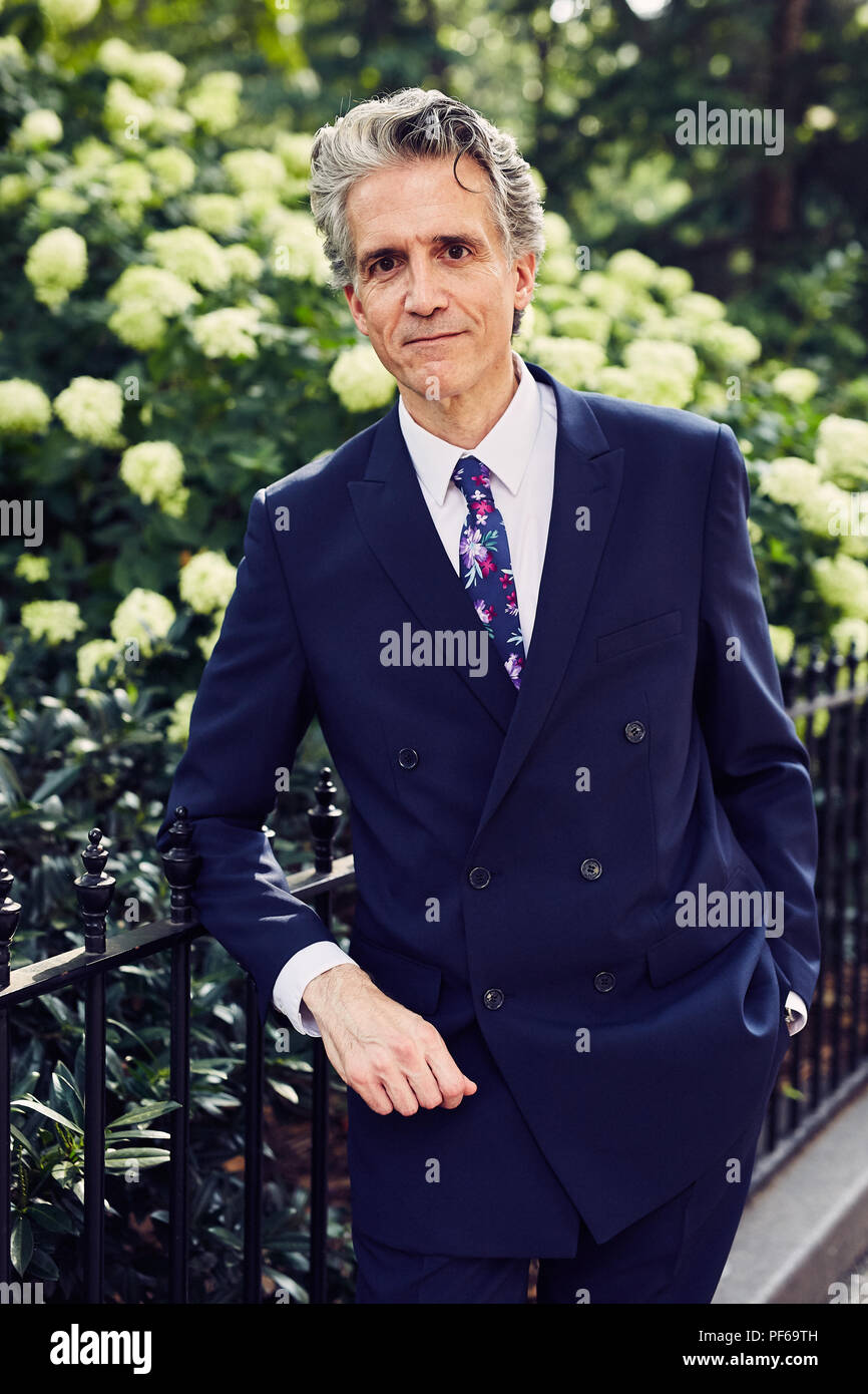 Grauhaariger Business Man Executive genießt die lokalen Park Stockfoto