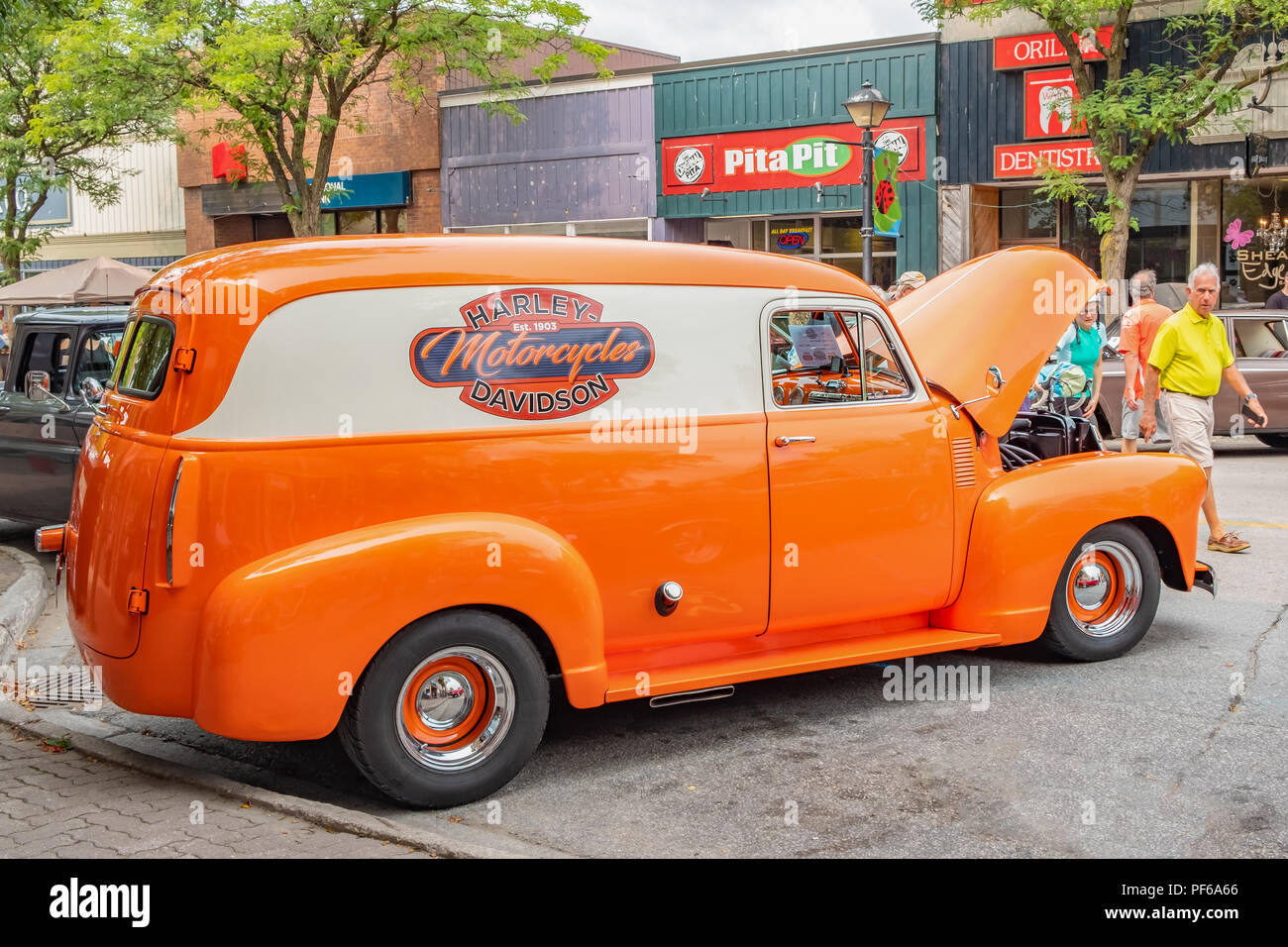 Hell vintage Kastenwagen lackiert emblazened mit einer Harley Davidson Motorrad Aufkleber, die auf der Stadt Orillia Classic Car Show. Stockfoto