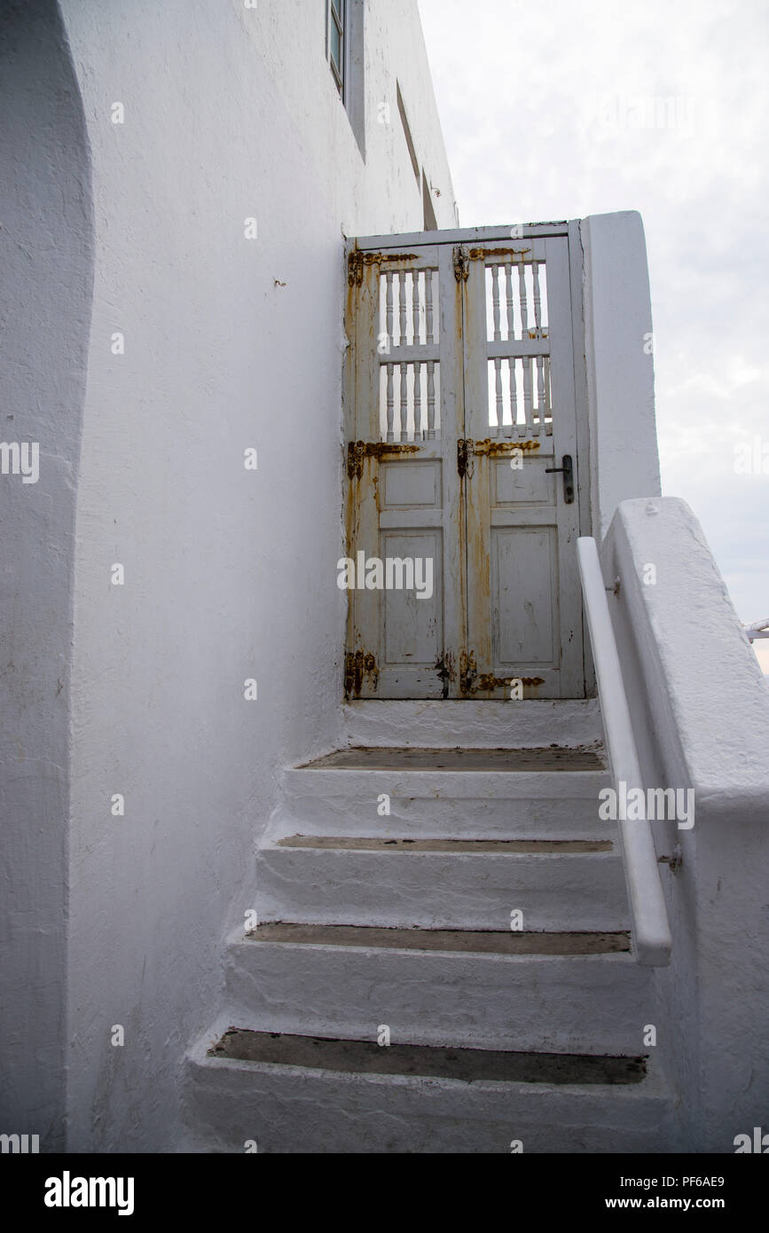 Die weiß lackierte Tür öffnet sich zum Himmel und Meer auf der griechischen Insel Mykonos. Stockfoto