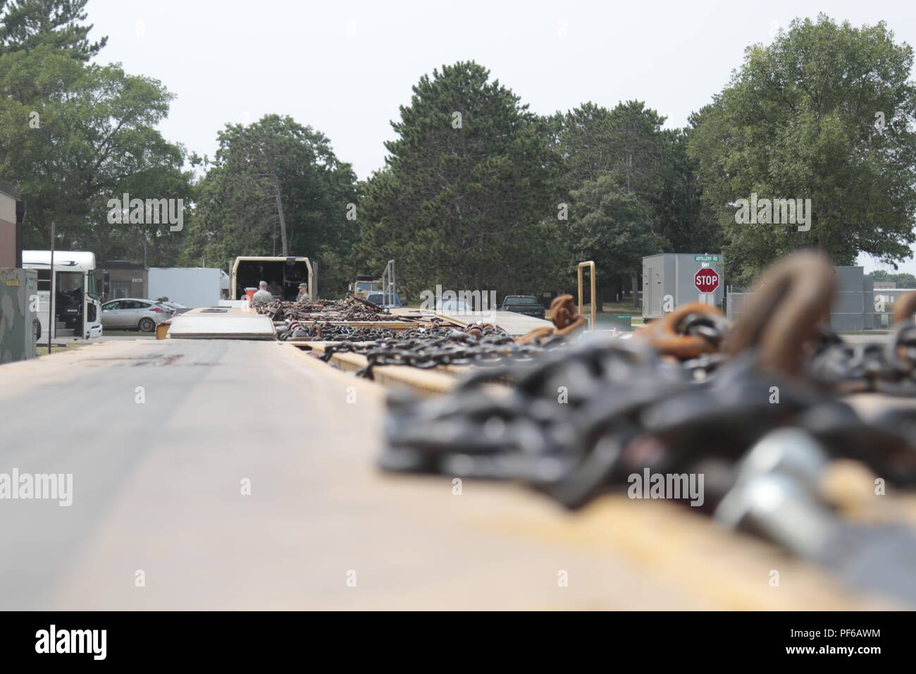 Soldaten der 34th Red Bull Infanterie Division waschen und unsere Fahrzeuge für das Laden auf Schiene - Autos auf's Camp Ripley Schienenkopf Bühne. Die Fahrzeuge werden zu einem Hafen, wo Sie dann auf ein Schiff in den Nahen Osten für die Bereiche Bereitstellung getroffen werden geladen werden. Stockfoto