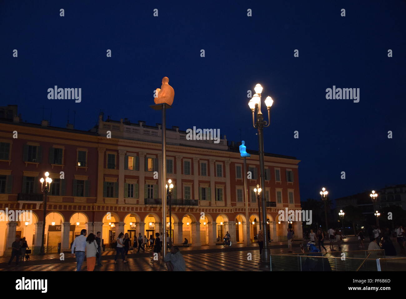 Nacht in der Place Massena in Nizza Frankreich mit beleuchteten Kunst Stockfoto