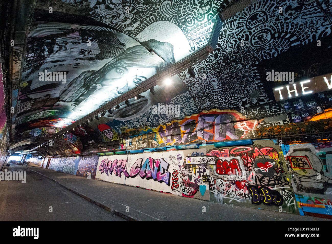 Die Wände eines Tunnels in London mit mehreren Graffitis, London, England, Großbritannien Stockfoto