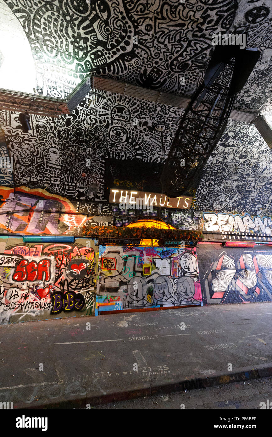 Die Wände eines Tunnels in London mit mehreren Graffitis, London, England, Großbritannien Stockfoto