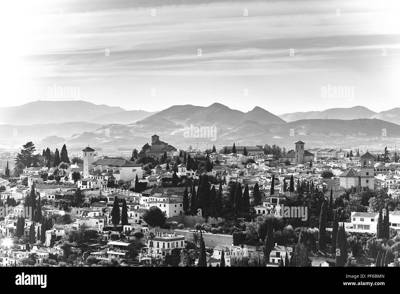 Schwarze und weiße Blick auf die Dächer der spanischen Stadt Granada in Andalusien mit Bergen im Hintergrund Stockfoto
