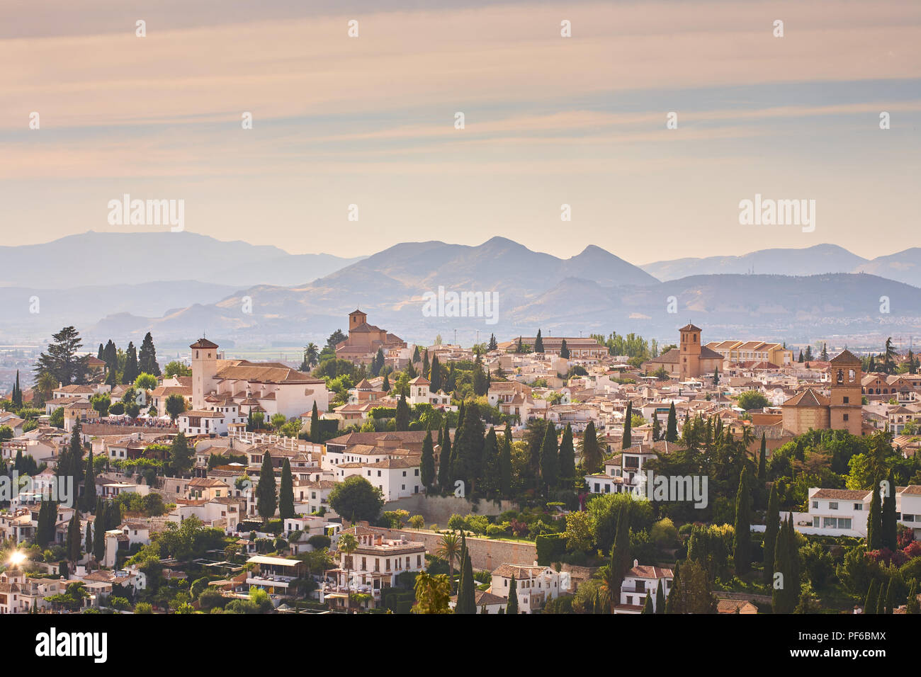 Warmes Licht Blick auf die Dächer der spanischen Stadt Granada in Andalusien mit Bergen im Hintergrund Stockfoto