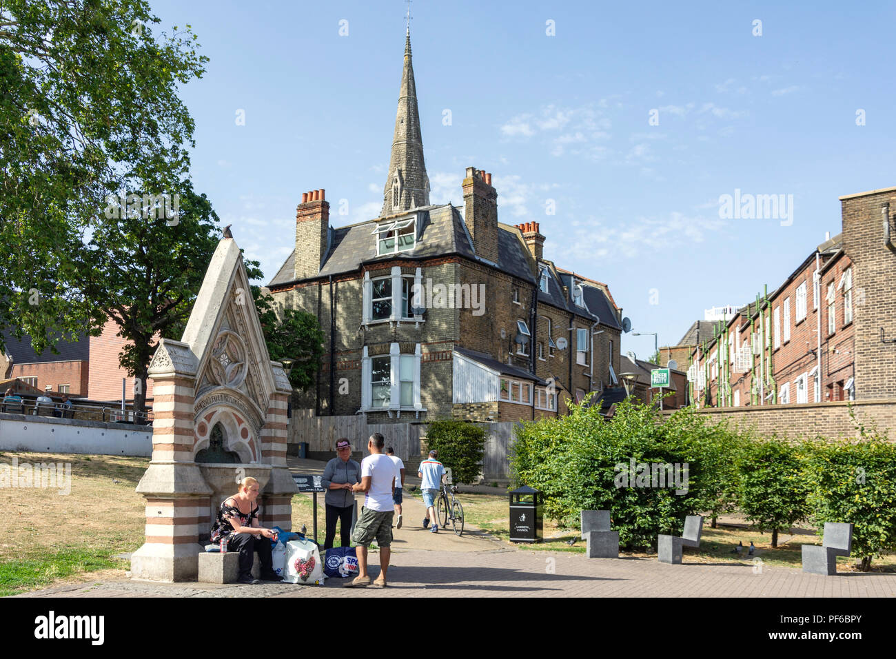 Dyce Trinkbrunnen und die Turmspitze von St. Leonard's Kirche, Streatham Grün, Streatham, London Borough der Wandsworth, London, England, Vereinigtes Königreich Stockfoto