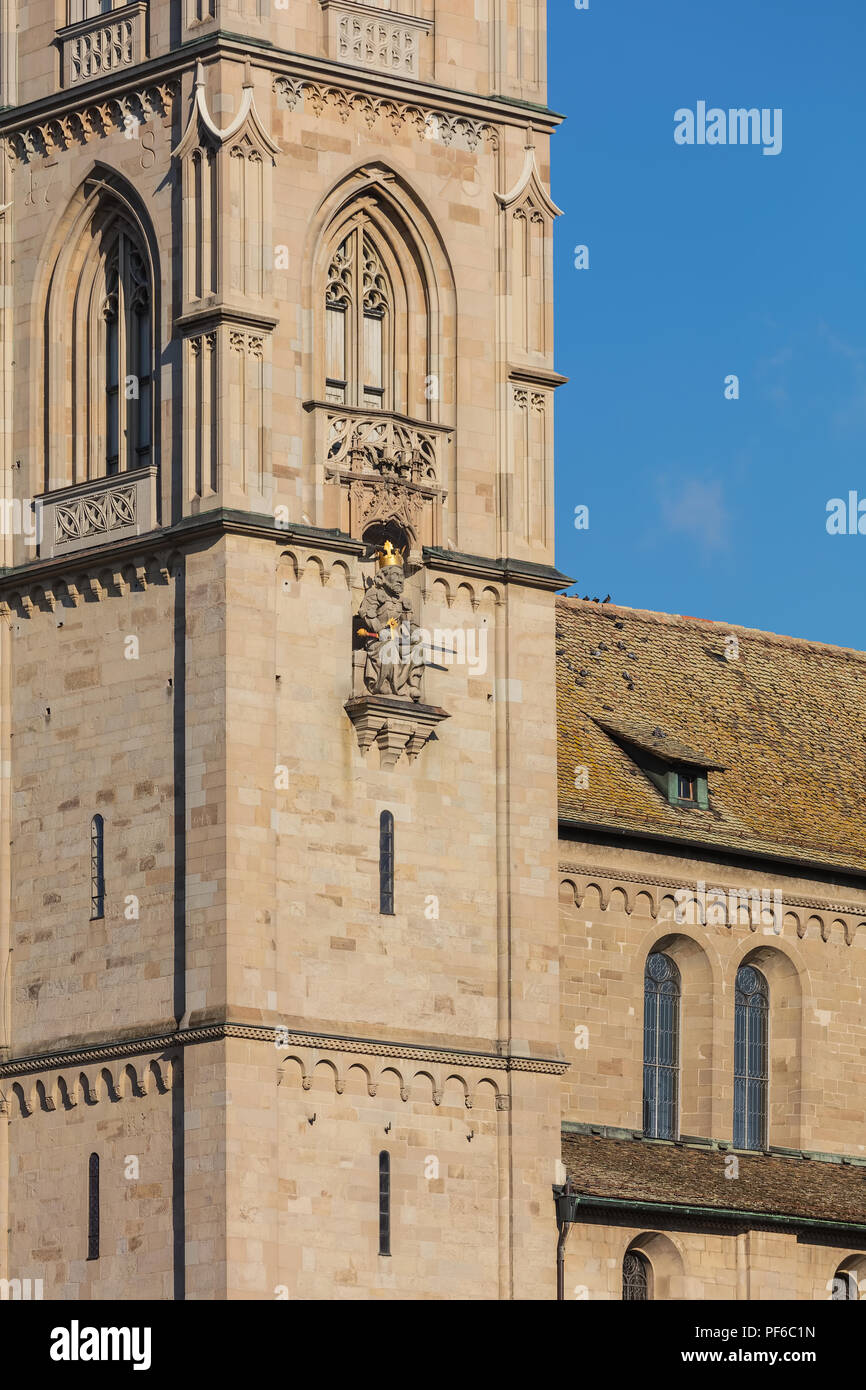 Eingeschränkte Sicht auf das Grossmünster in Zürich, Schweiz. Die Kathedrale ist eine bekannte architektonische Sehenswürdigkeit der Stadt. Stockfoto