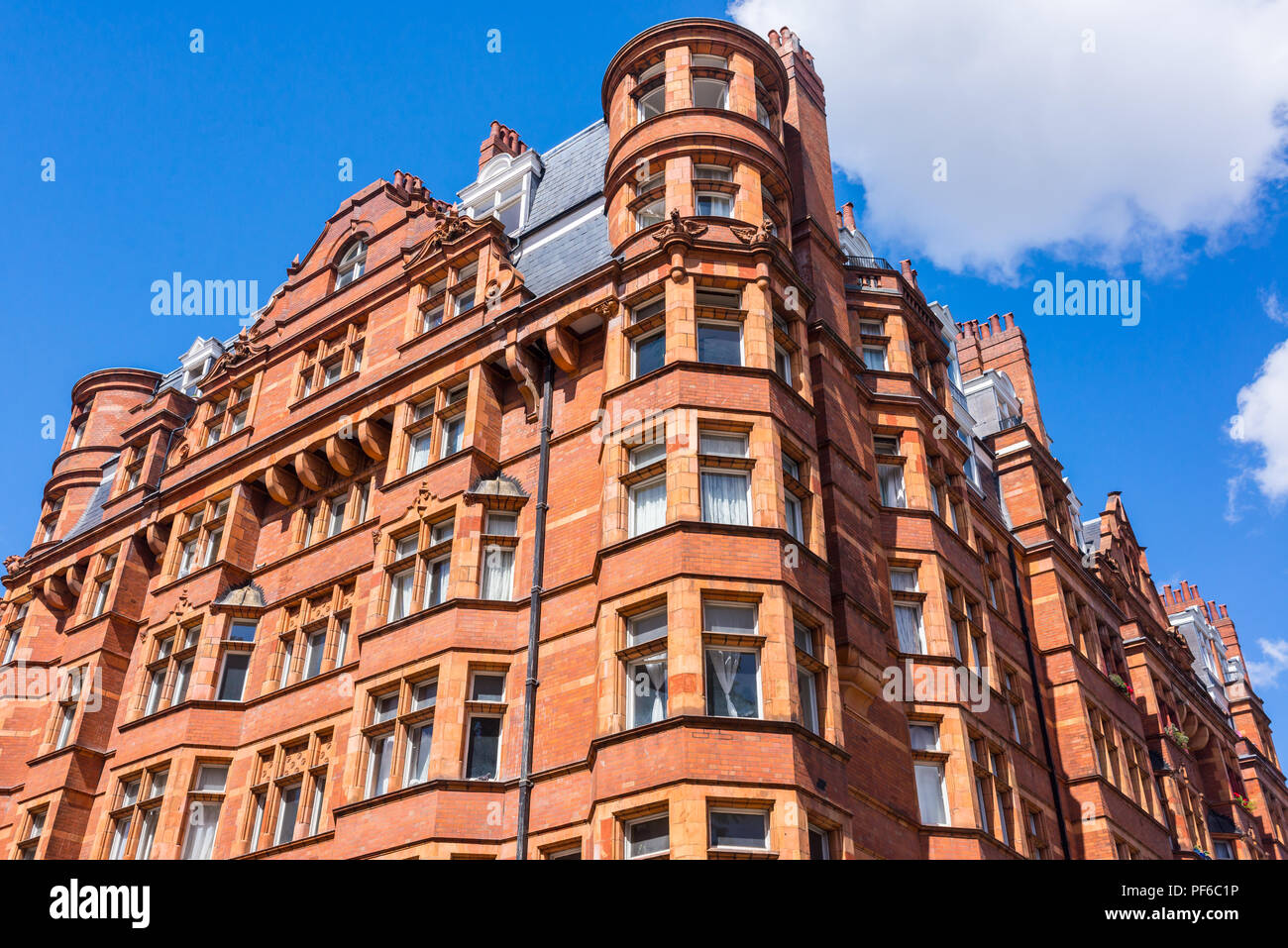 Opulente britische Viktorianisches Luxus Wohnhaus in roten Ziegeln in Mayfair, London, Großbritannien Stockfoto