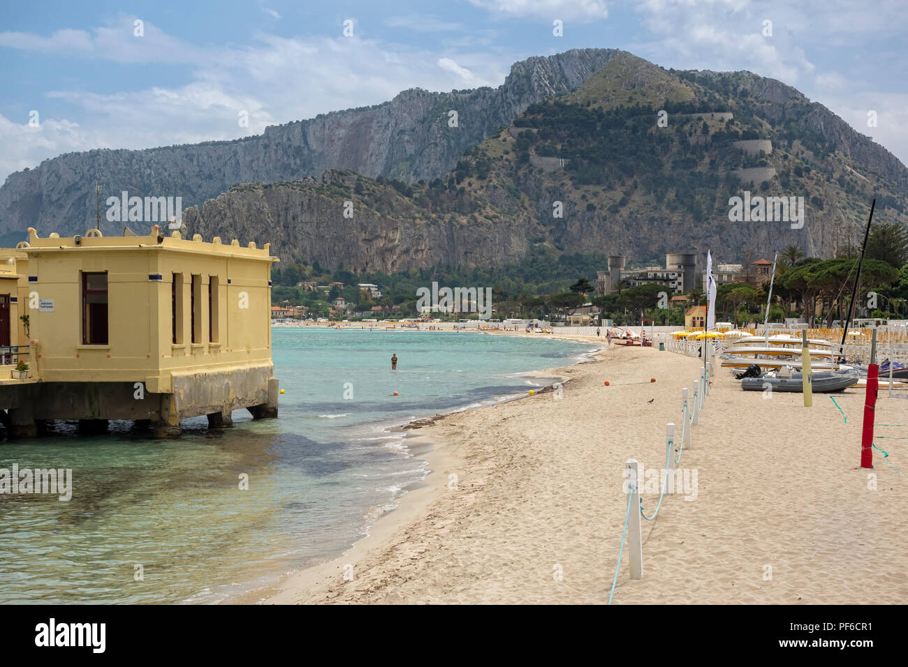 PALERMO, SIZILIEN, ITALIEN - 21. MAI 2018: Blick am Strand des Mondello Resort Stockfoto