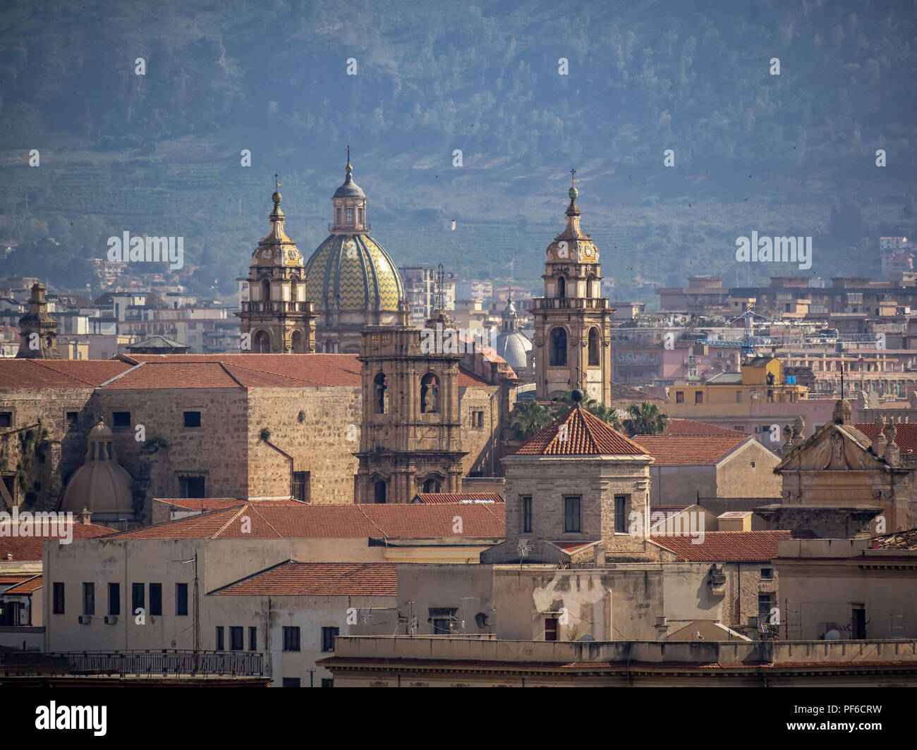 PALERMO, SIZILIEN, ITALIEN - 21. MAI 2018: Skyline über Dächern historischer Gebäude Stockfoto