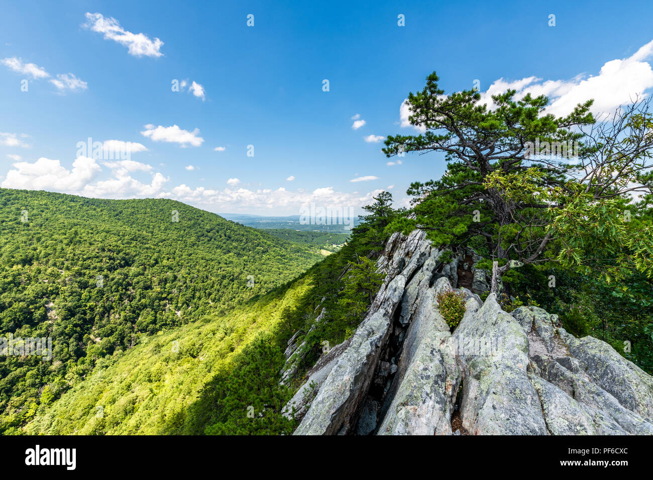Blick von der Spitze der Bussard Rock Wanderung auf Massanutten Berg in der Appalachian Berge von West Virginia, in der Nähe der Shenandoah National Park Stockfoto