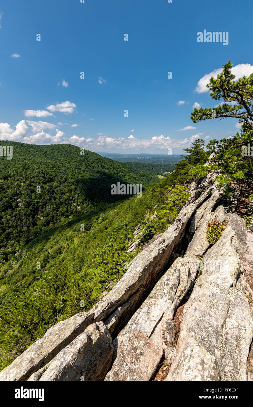 Blick von der Spitze der Bussard Rock Wanderung auf Massanutten Berg in der Appalachian Berge von West Virginia, in der Nähe der Shenandoah National Park Stockfoto