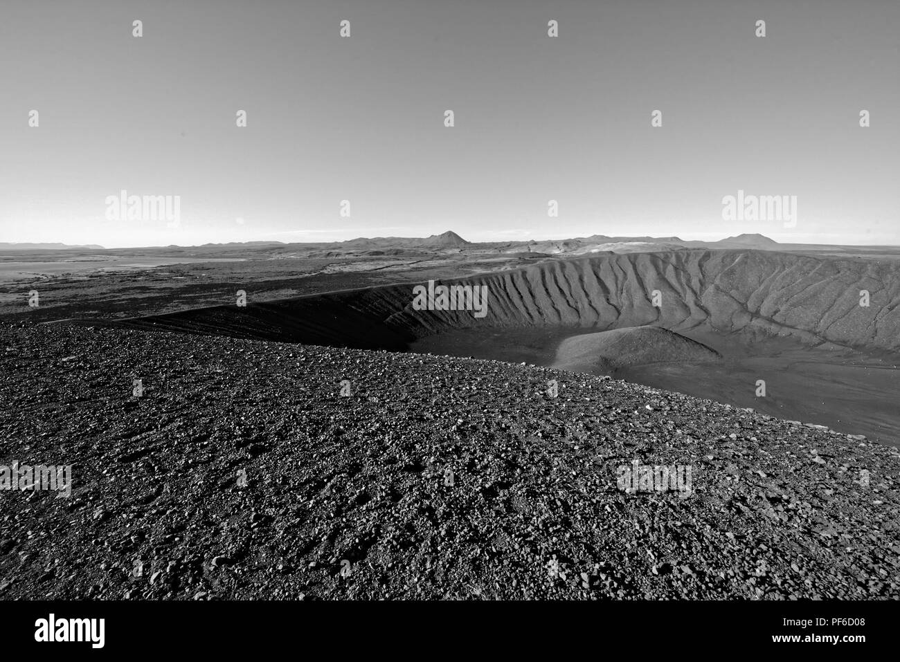 Vulkankrater Hverfjall nahe See Mývatn in Island, einer der größten vulkanischen Krater der Welt mit Durchmesser von fast 800m an der Spitze Stockfoto