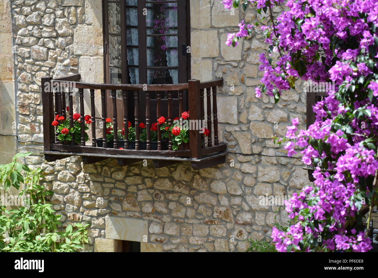 Balkon mit Blumen, Blume, Blumen, Pflanzen, Pflanzen Stockfoto