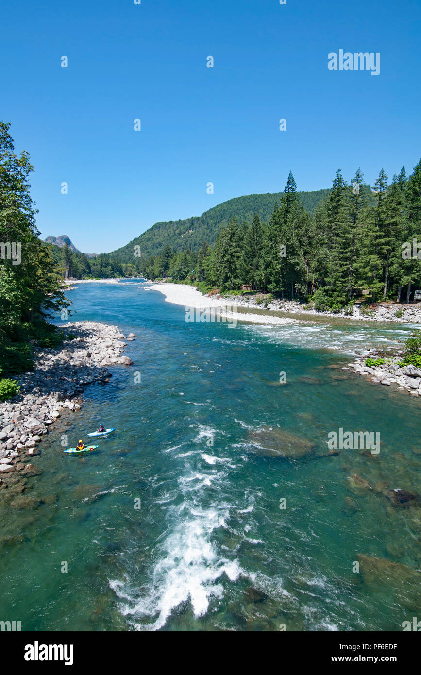 Schöne Natur Landschaft der Skykomish River im Staat Washington, USA mit Bergen im Hintergrund und ein paar Kajaks im Wasser. Stockfoto