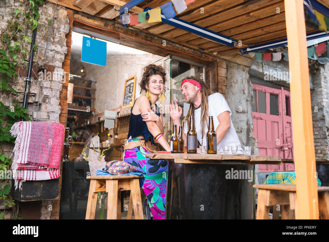 Paar zwei Hippies verbringen den Abend in der Bar Stockfoto