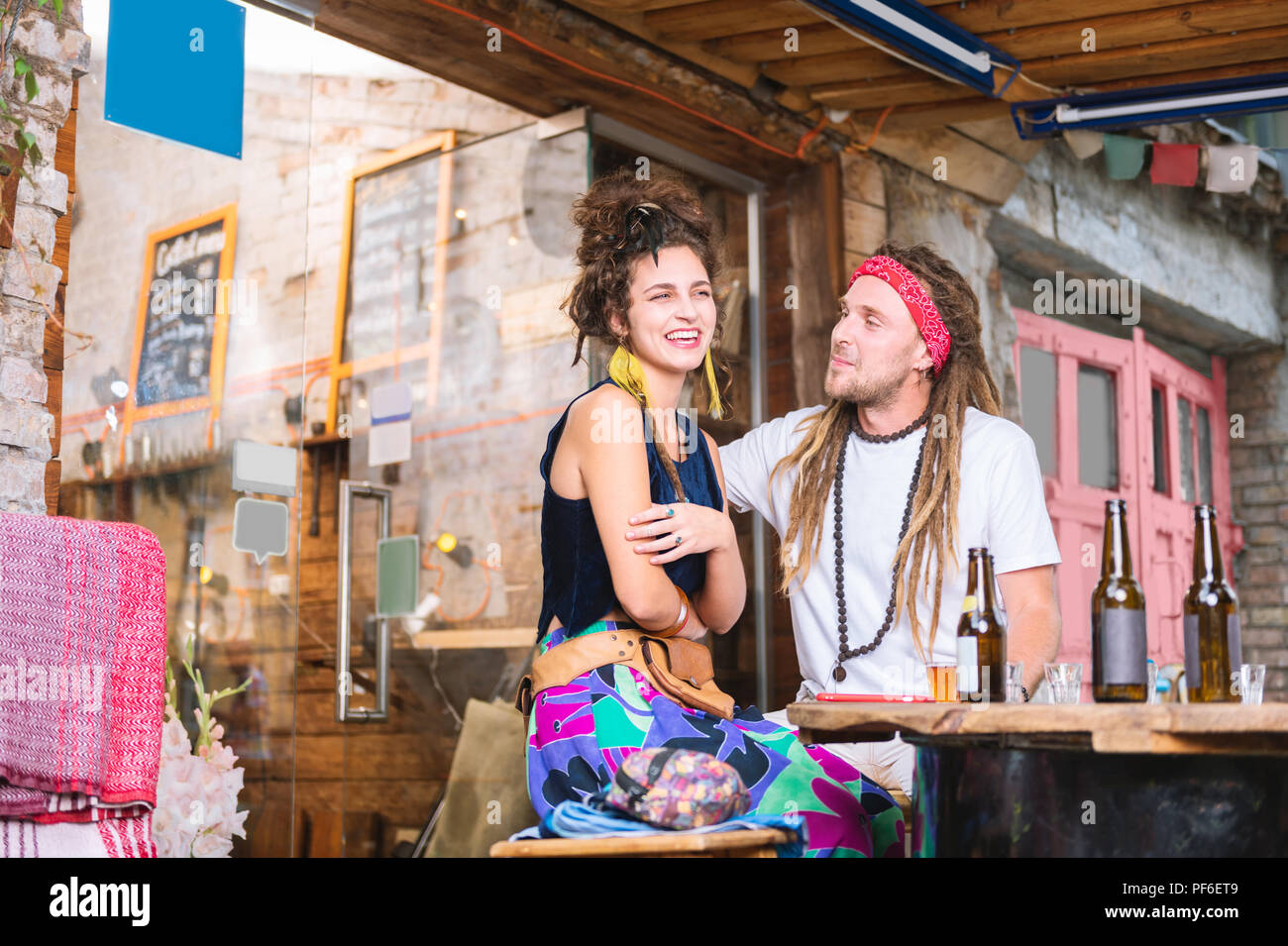 Hippie Mann mit langen Haaren auf seine reizende Freundin Stockfoto