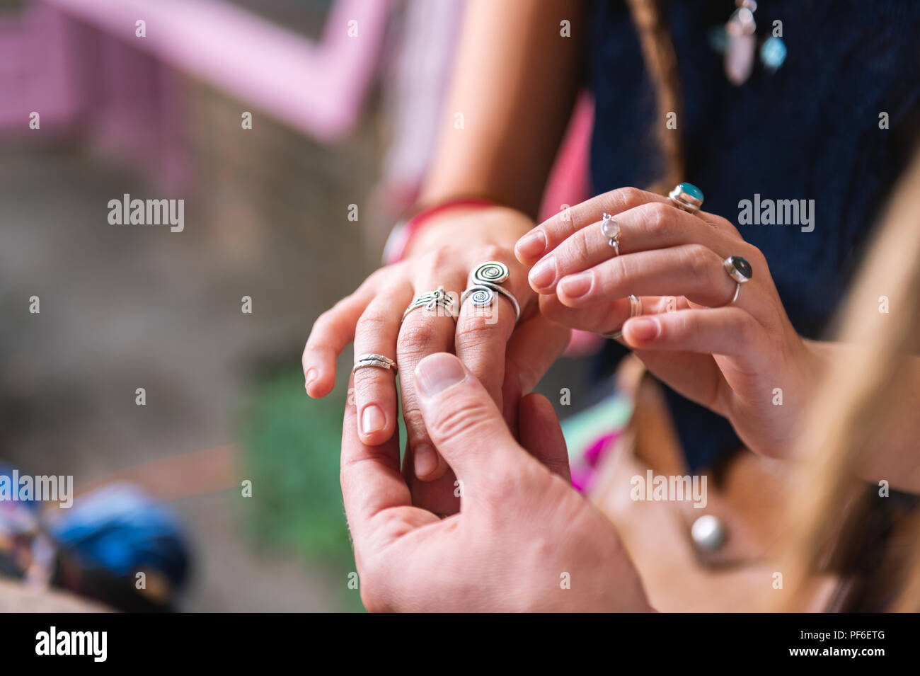 Mann die Hand seiner Freundin tragen viele schöne Ringe Stockfoto