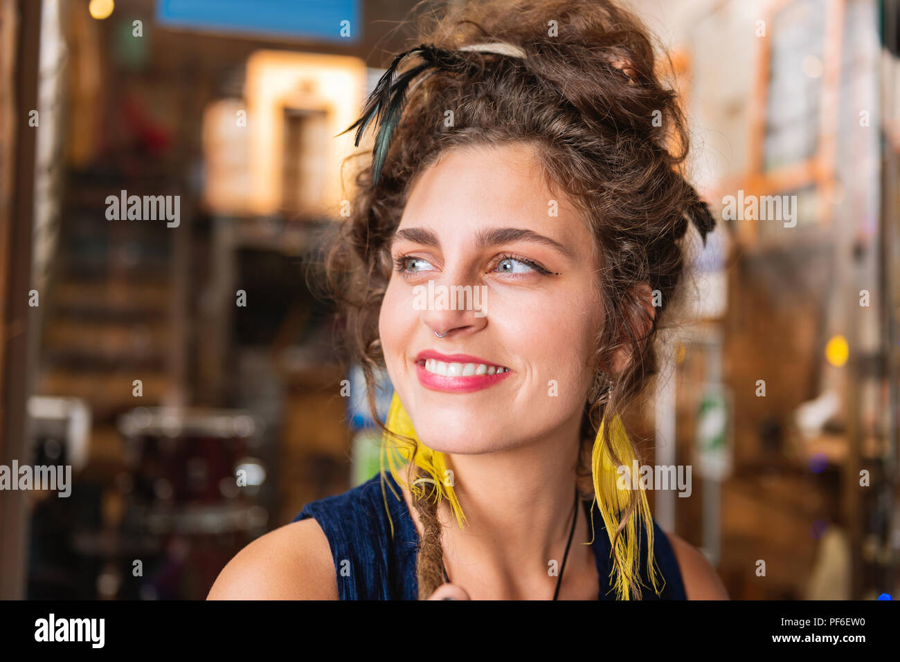 Schöne strahlende Frau helle gelbe Ohrringe Stockfoto