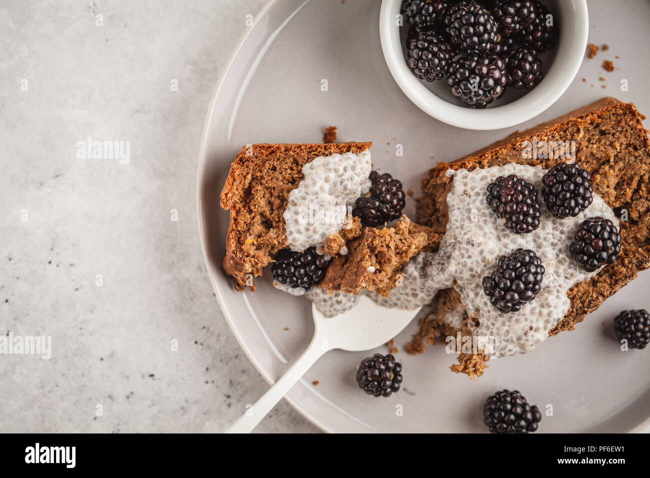 Vegane Schokolade Kuchen mit Chia Pudding und Brombeeren, weißen Hintergrund. Saubere Konzept essen. Stockfoto