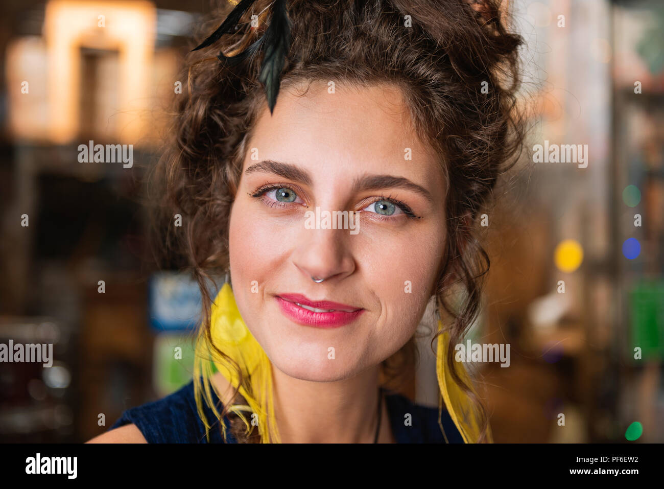 Dunkelhaarige Frau mit schönen natürlichen Make-up-Gefühl fröhlichen Stockfoto