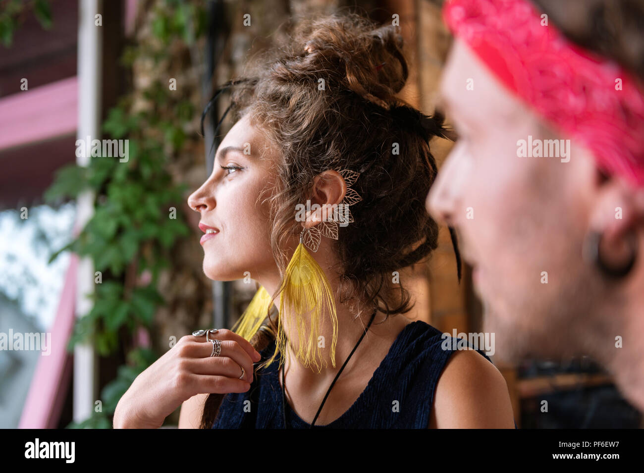 Dunkelhaarige Frau mit schwarzen Kleid, in das Fenster Stockfoto