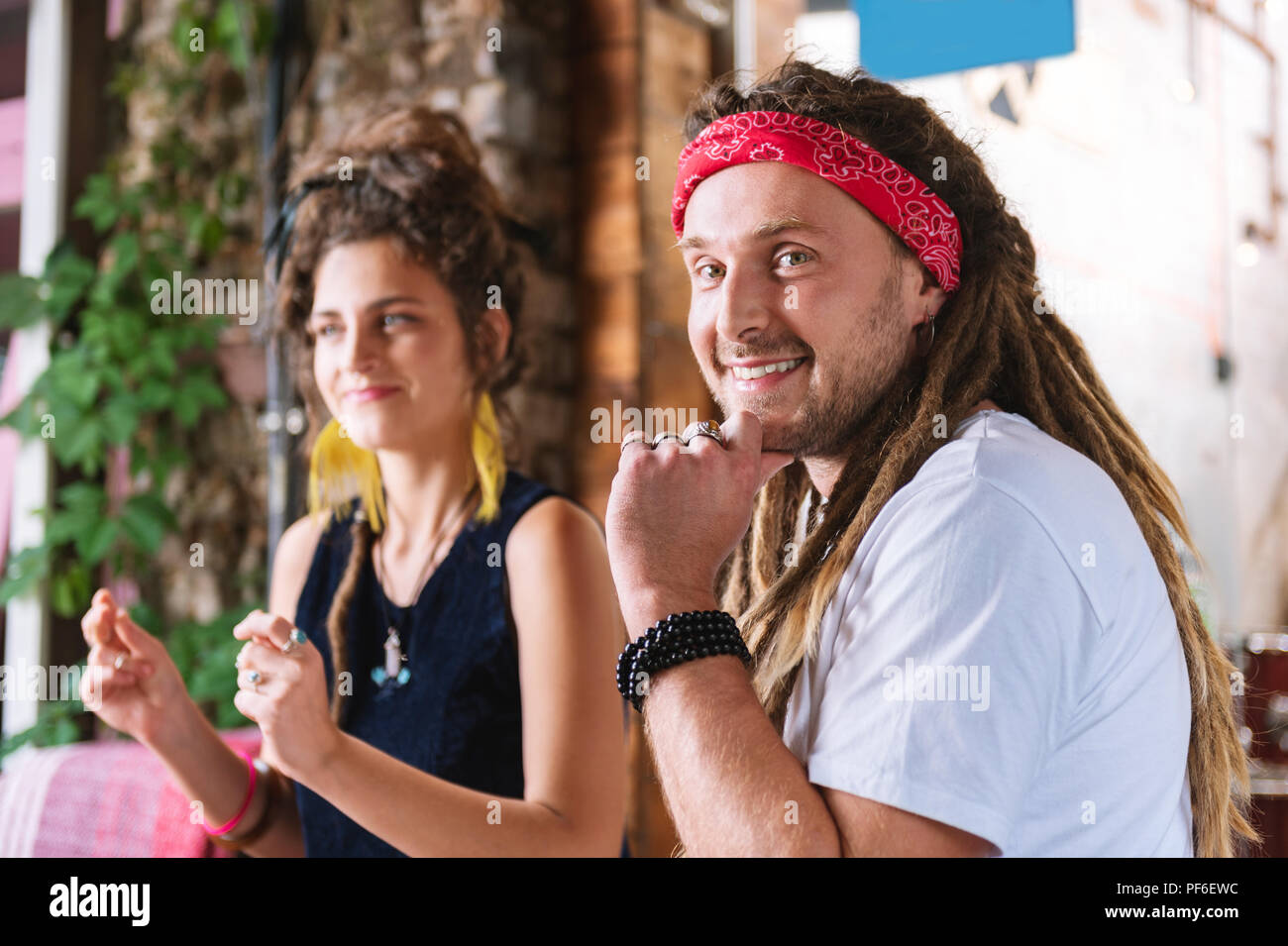 Paar gerne stilvolle Hippies im Cafe sitzen Stockfoto