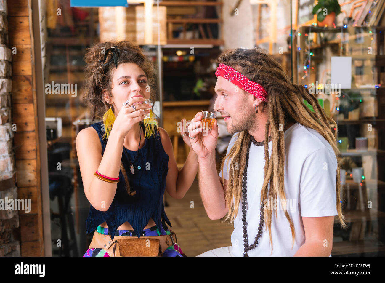 Hippie Mann und Frau trinkt Tequila verbringen Wochenende in bar Stockfoto