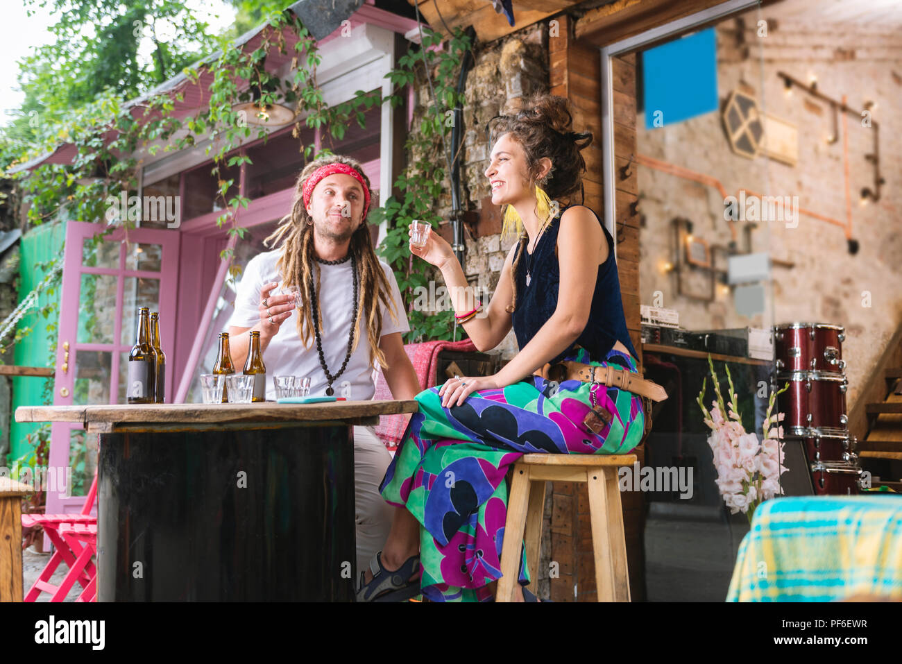 Dunkelhaarige Frau feiert Geburtstag mit Ihrem hippie Freund Stockfoto