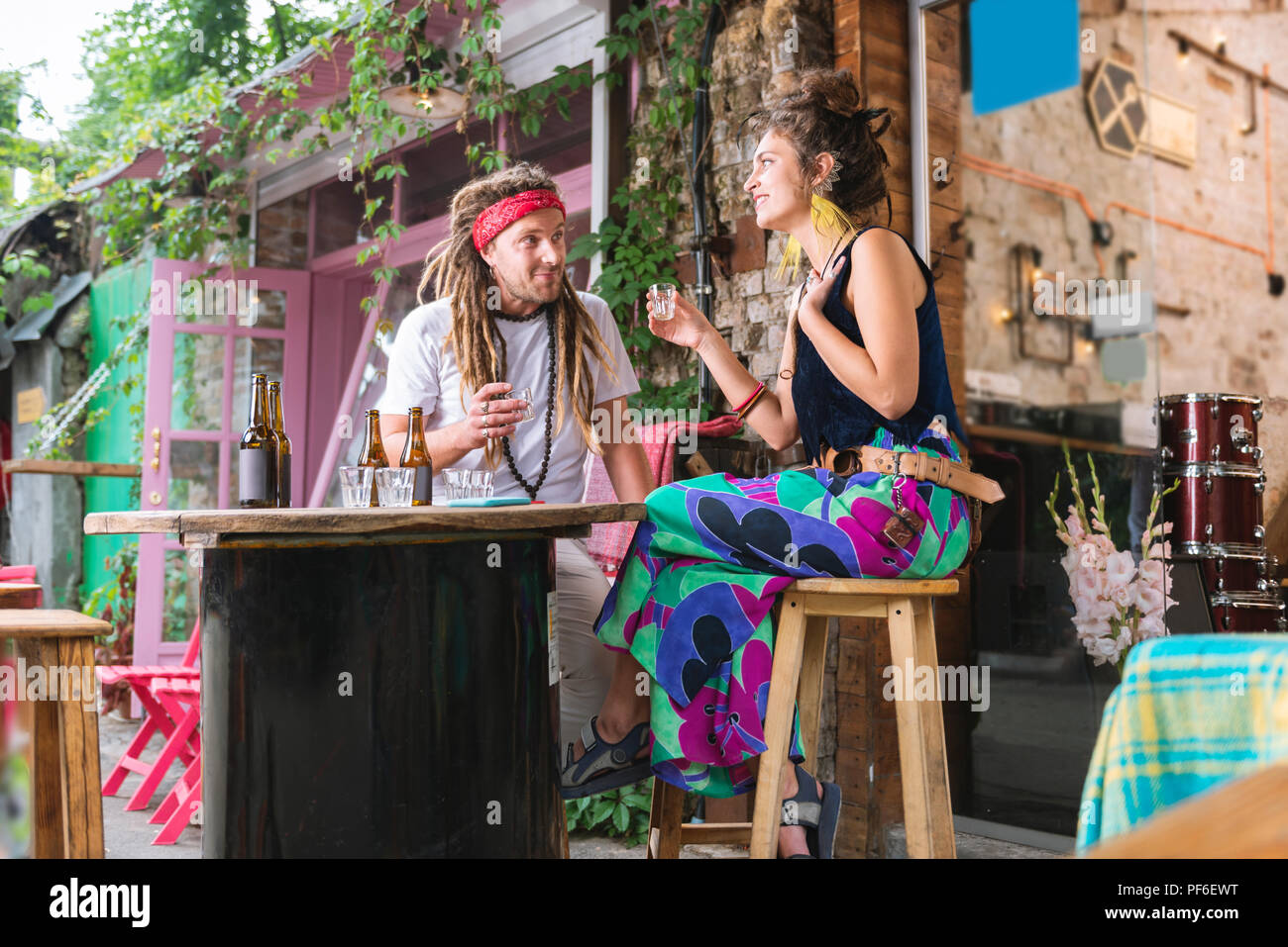 Paar hippies Kommunikation während der Sitzung in der Bar Stockfoto