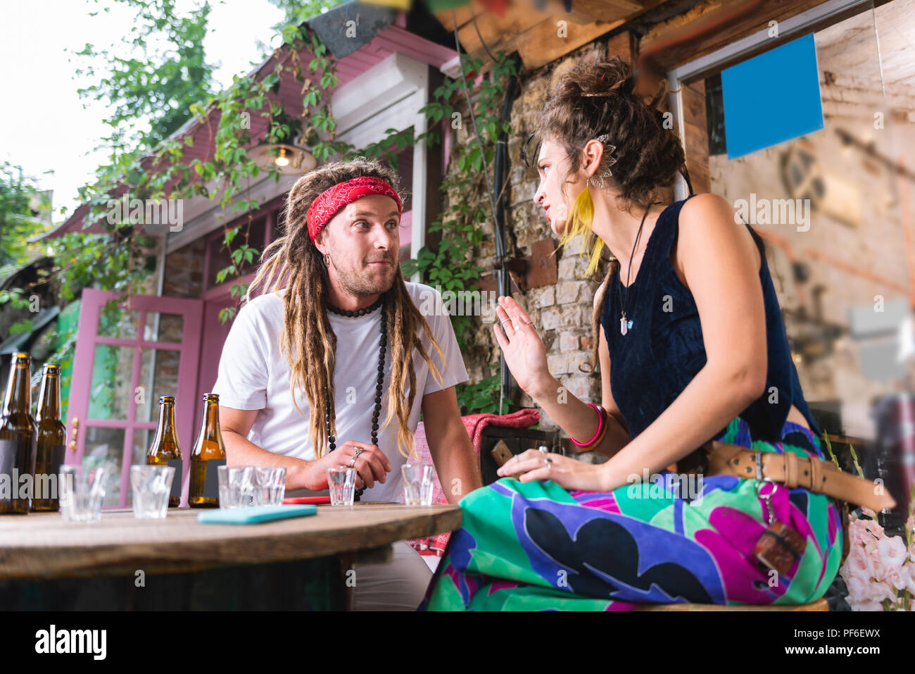 Paar hippies Gefühl emotionale während etwas diskutieren Stockfoto